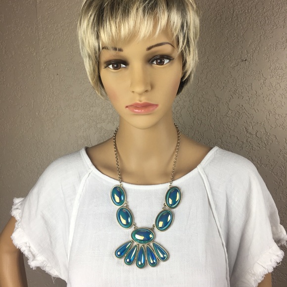 Coldwater Creek green opalescent necklace. - Picture 2 of 8